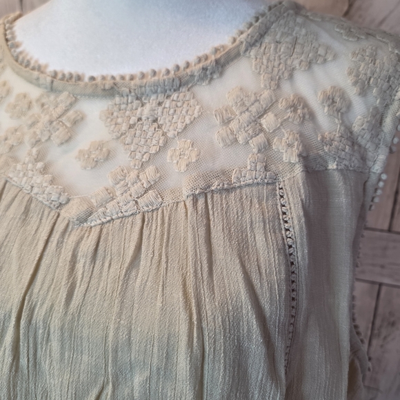 Chic Cream Embroidered Blouse - Picture 2 of 9